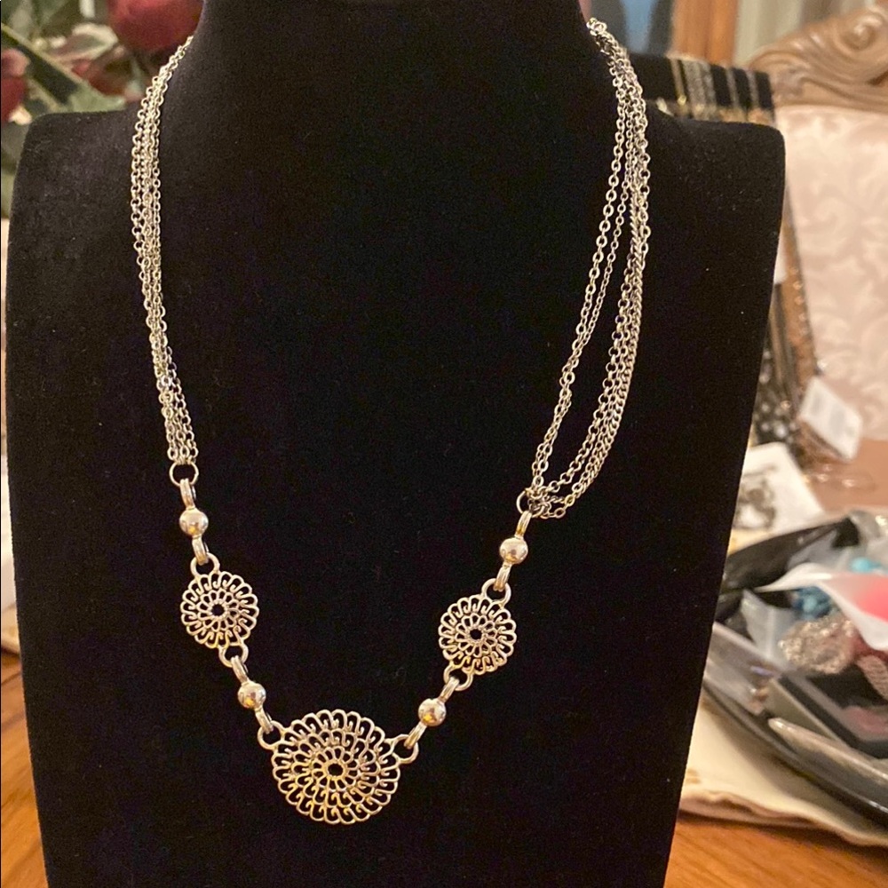 Elegant Silver Floral Necklace - Picture 1 of 3